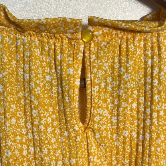 Adrianna Papell yellow top tiny flowers size medium - Picture 2 of 6